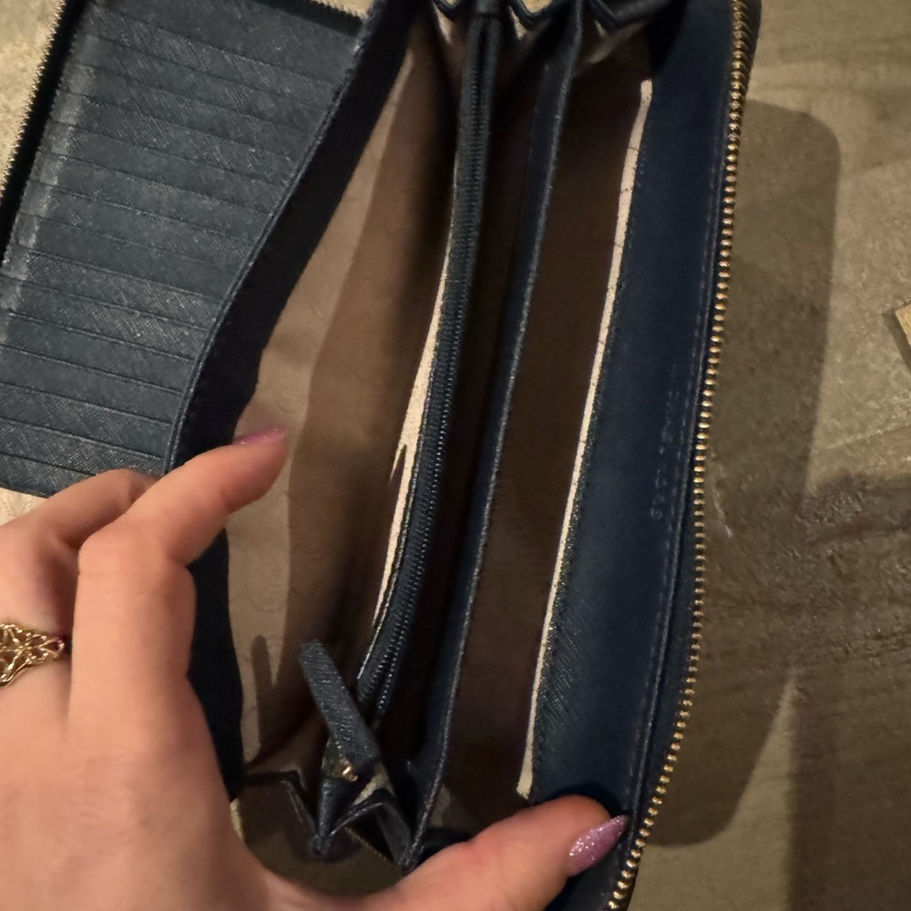 VERY LARGE MICHAEL KORS Jet Set Travel Navy Wallet - Picture 7 of 14